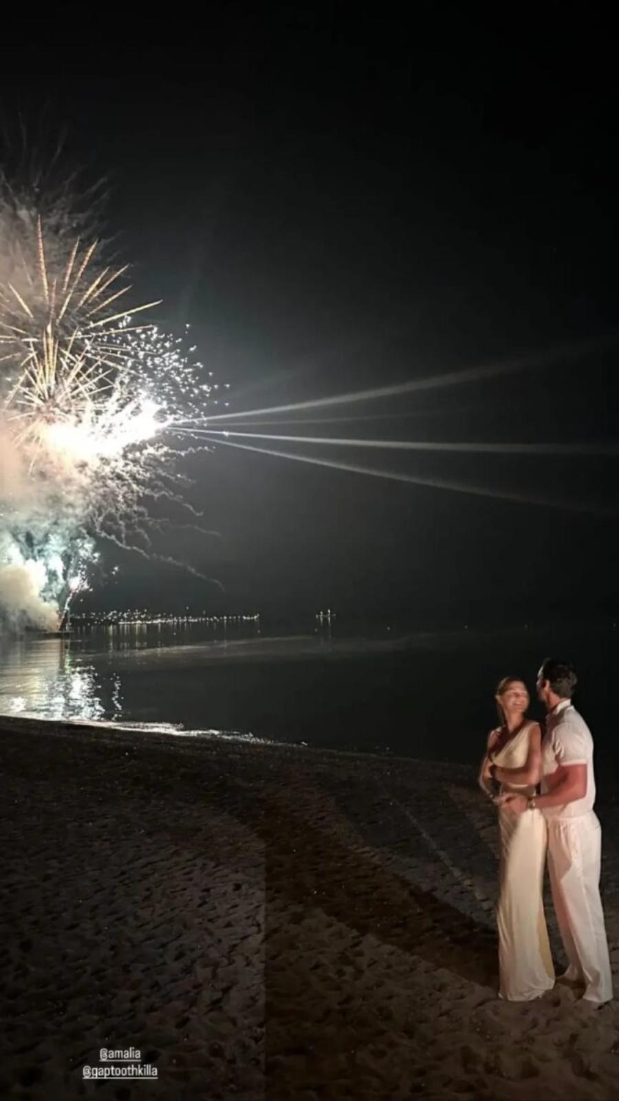 Τζένη Μπαλατσινού: Με κίτρινη τουαλέτα στο γλέντι για τον γάμο της κόρης της στη Μεσσηνία-Εξαφανισμένος ο υπουργός Κικίλιας
