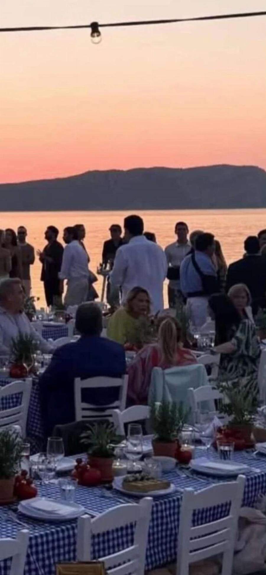 Τζένη Μπαλατσινού: Με κίτρινη τουαλέτα στο γλέντι για τον γάμο της κόρης της στη Μεσσηνία-Εξαφανισμένος ο υπουργός Κικίλιας