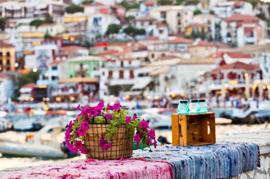 Βρήκαμε την πιο όμορφη παραλιακή πόλη της Ελλάδας κι είναι παραμυθένια