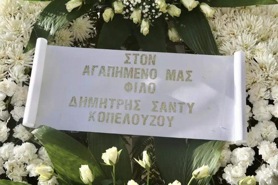 Κηδεία Αντώνη Λυμπέρη: Yποβασταζόμενη η σύζυγός του, Έλενα – Το τεράστιο στεφάνι που του έστειλε, πάνω έγραφε μόνο 3 λέξεις
