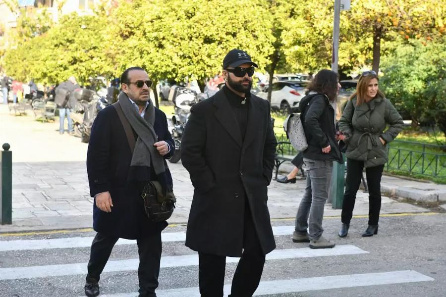 Κηδεία Αντώνη Λυμπέρη: Yποβασταζόμενη η σύζυγός του, Έλενα – Το τεράστιο στεφάνι που του έστειλε, πάνω έγραφε μόνο 3 λέξεις