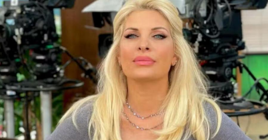 Σούσουρο σήμερα με τη φωτογραφία της Eλένης Μεναγάκη με φούξıα μαγıό και κορμί «λαμπάδα»