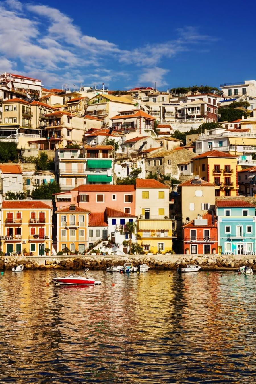 Βρήκαμε την πιο όμορφη παραλιακή πόλη της Ελλάδας κι είναι παραμυθένια