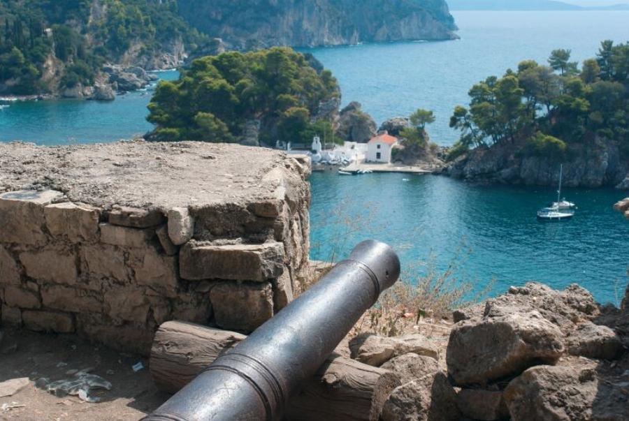 Βρήκαμε την πιο όμορφη παραλιακή πόλη της Ελλάδας κι είναι παραμυθένια