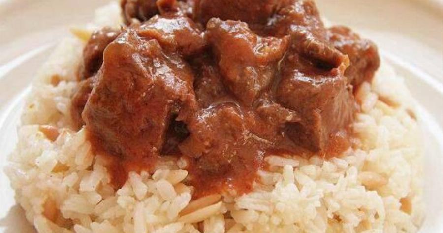 Παραδοσιακό τας κεμπάπ με μοσχάρι και πλούσια σάλτσα