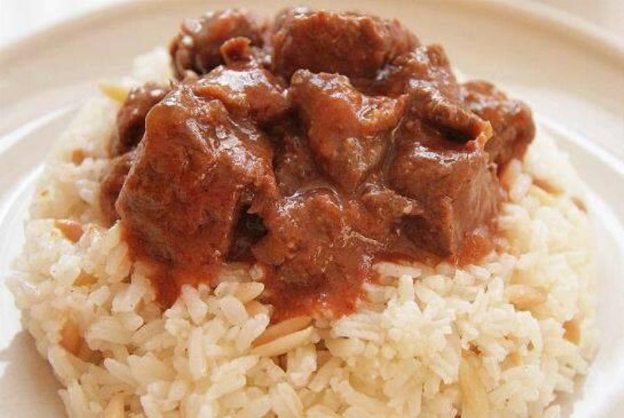 Παραδοσιακό τας κεμπάπ με μοσχάρι και πλούσια σάλτσα