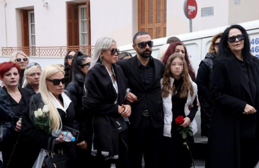 Ντυμένος γαμπρός σε λευκό φέρετρο: Ραγίζουν καρδιές στην κηδεία του Φλωρινιώτη – Κατέρρευσαν η μητέρα και η αδερφή του