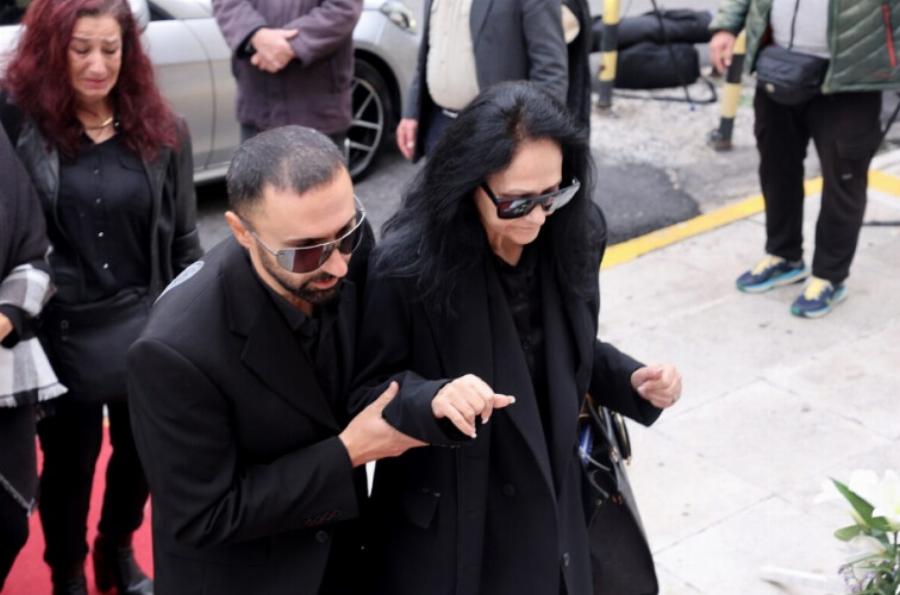 Ντυμένος γαμπρός σε λευκό φέρετρο: Ραγίζουν καρδιές στην κηδεία του Φλωρινιώτη – Κατέρρευσαν η μητέρα και η αδερφή του