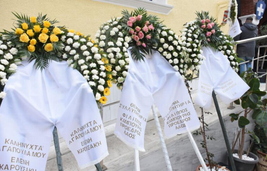 Ντυμένος γαμπρός σε λευκό φέρετρο: Ραγίζουν καρδιές στην κηδεία του Φλωρινιώτη – Κατέρρευσαν η μητέρα και η αδερφή του