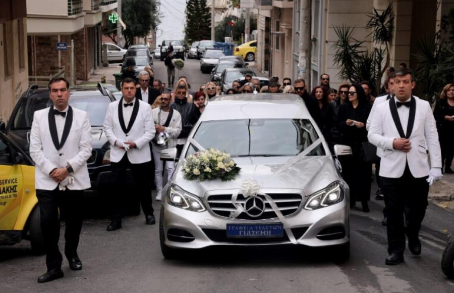 Ντυμένος γαμπρός σε λευκό φέρετρο: Ραγίζουν καρδιές στην κηδεία του Φλωρινιώτη – Κατέρρευσαν η μητέρα και η αδερφή του