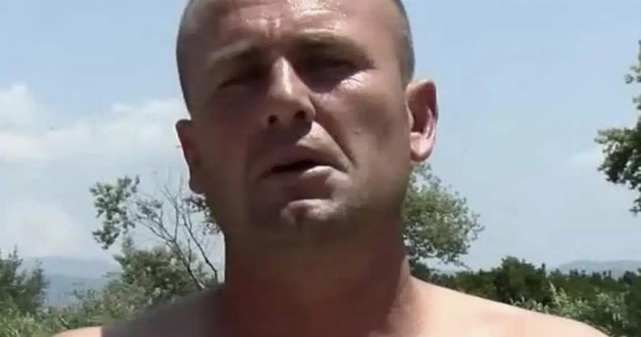 Τον λένε Γκόγκα Λεντιάν. Είναι Αλβανός. Είναι ο άνδρας που βούτηξε στον ποταμό Άραχθο κι έσωσε τα 2 ανήλικα παιδιά