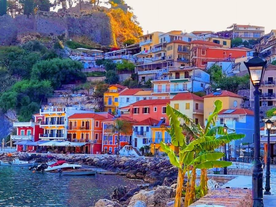 Βρήκαμε την πιο όμορφη παραλιακή πόλη της Ελλάδας κι είναι παραμυθένια