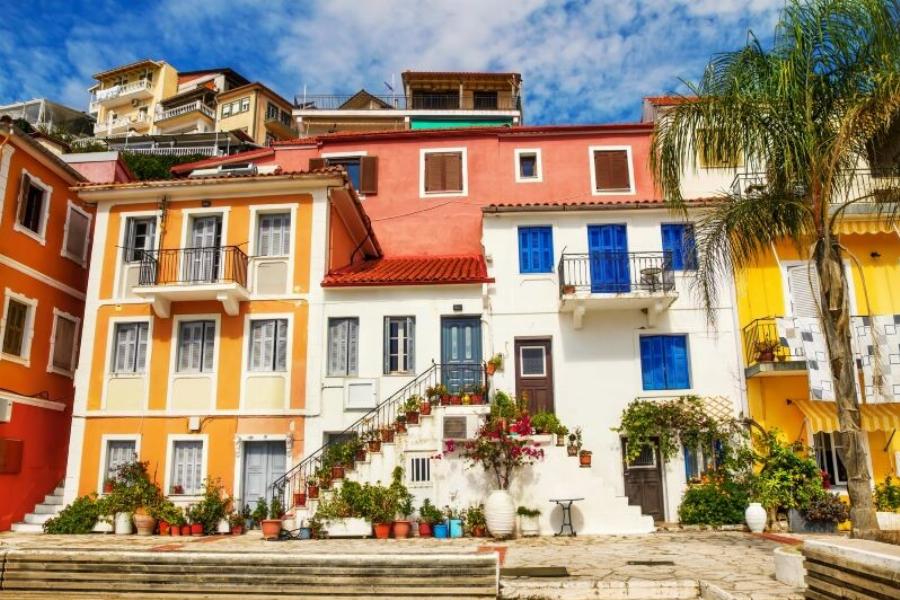 Βρήκαμε την πιο όμορφη παραλιακή πόλη της Ελλάδας κι είναι παραμυθένια
