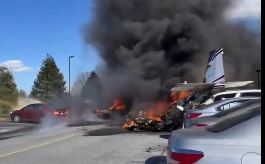 ΕΚΤΑΚΤΟ: Αεροπλάνο με επιβάτες έπεσε και συνετρίβη πάνω σε πολλά αυτοκίνητα – Εικόνες Σok