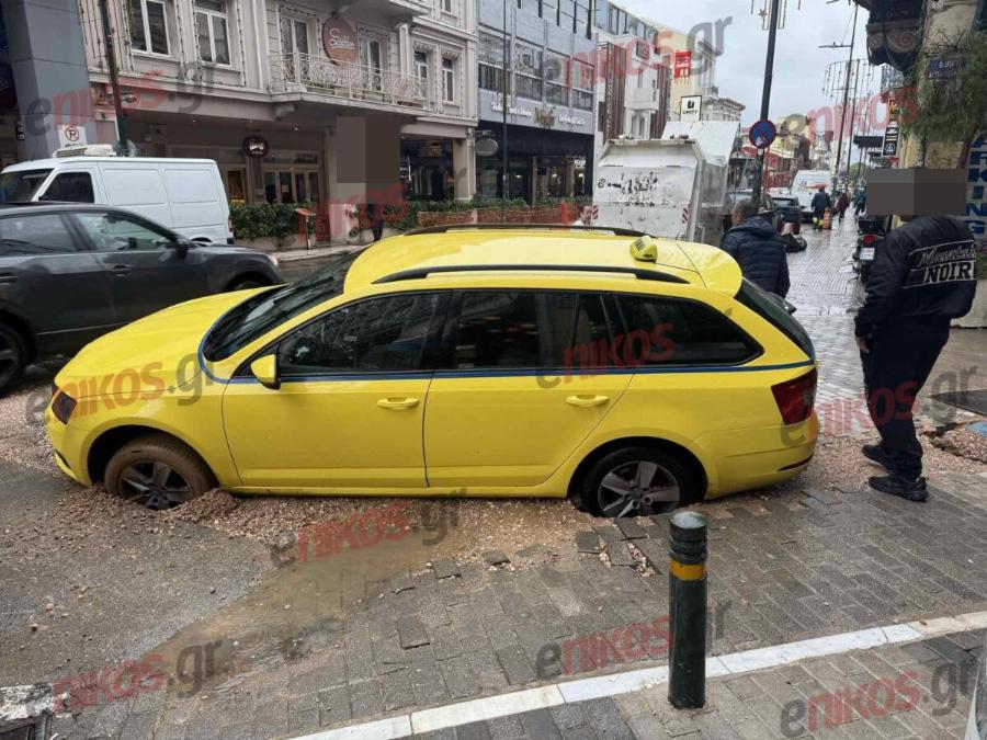 Κακοκαιρία Bora: «Κόλλησε» ταξί στην Ερμού