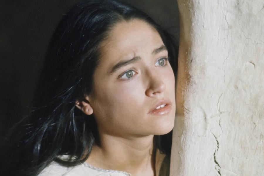 Πράσινα μάτια, πρόσωπο ολόιδιο, καστανά μαλλιά μέχρι τη μέση: Η κόρη της Ολίβια Χάσεϊ, που υποδύθηκε την Παναγία, είναι κλώνος της μητέρας της