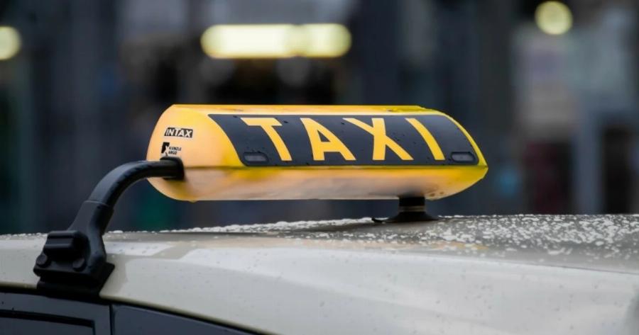 Συνελήφθη οδηγός ταξί που χρέωσε τουρίστες 45 ευρώ για διαδρομή Μοναστηράκι–Πειραιά