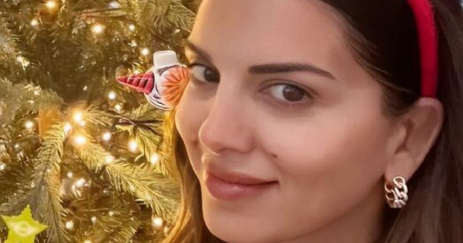 Η Σταματίνα Τσιμτσιλή στόλισε πανάκριβο χριστουγεννιάτικο δέντρο και ποζάρει κάτω από αυτό