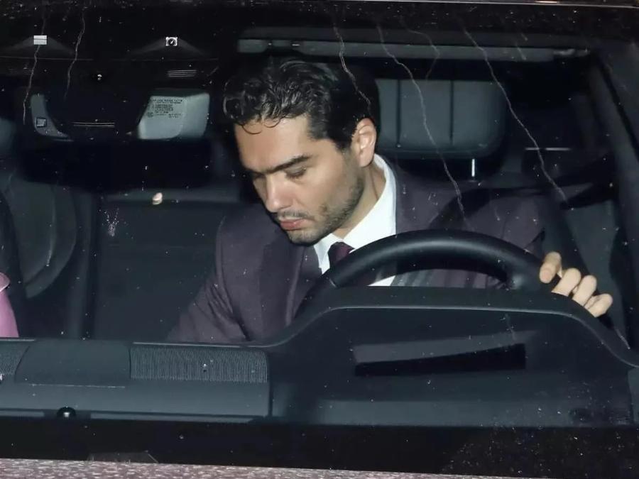 «BóμBα» – Xωpiζει πασίγνωστος Έλληνας τραγουδιστής με την καλλονή σύντροφο του