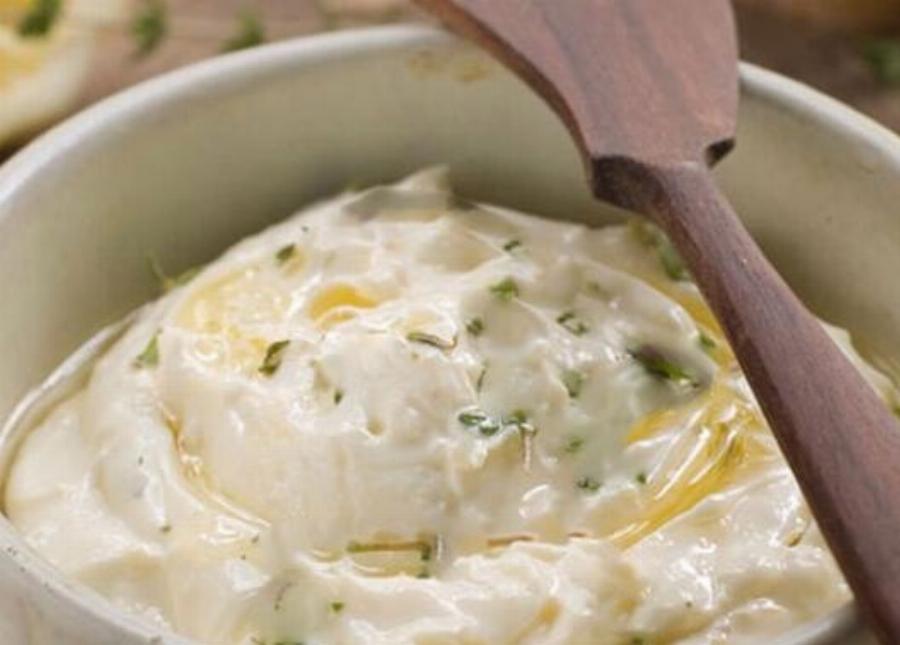 Έφτιαξα αυτή τη σάλτσα φέτας σε 2 λεπτά και την βάζω παντού