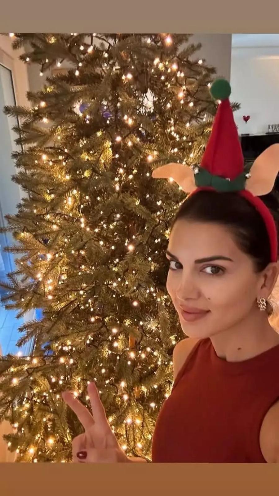 Η Σταματίνα Τσιμτσιλή στόλισε πανάκριβο χριστουγεννιάτικο δέντρο και ποζάρει κάτω από αυτό