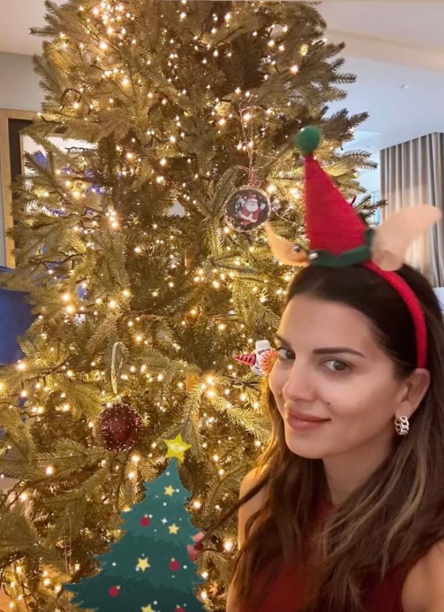 Η Σταματίνα Τσιμτσιλή στόλισε πανάκριβο χριστουγεννιάτικο δέντρο και ποζάρει κάτω από αυτό
