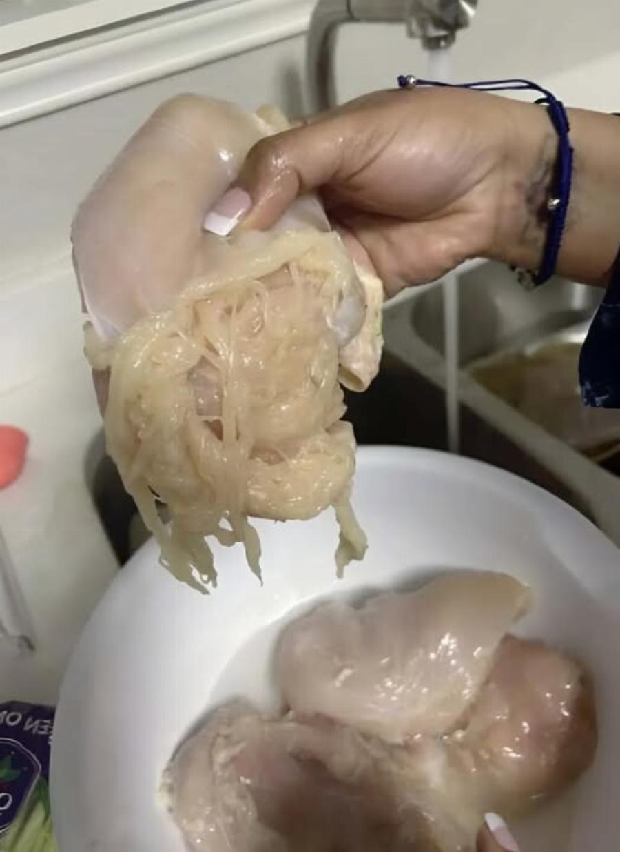 Αγόρασα στήθος κοτόπουλο και το έπλυνα πριν το μαγειρέψω, αλλά ξαφνικά παρατήρησα κάτι παράξενο