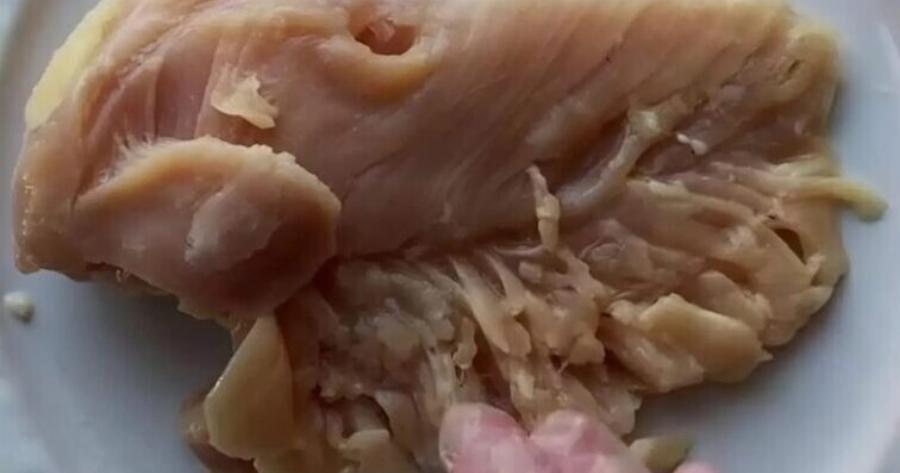 Αγόρασα στήθος κοτόπουλο και το έπλυνα πριν το μαγειρέψω, αλλά ξαφνικά παρατήρησα κάτι παράξενο