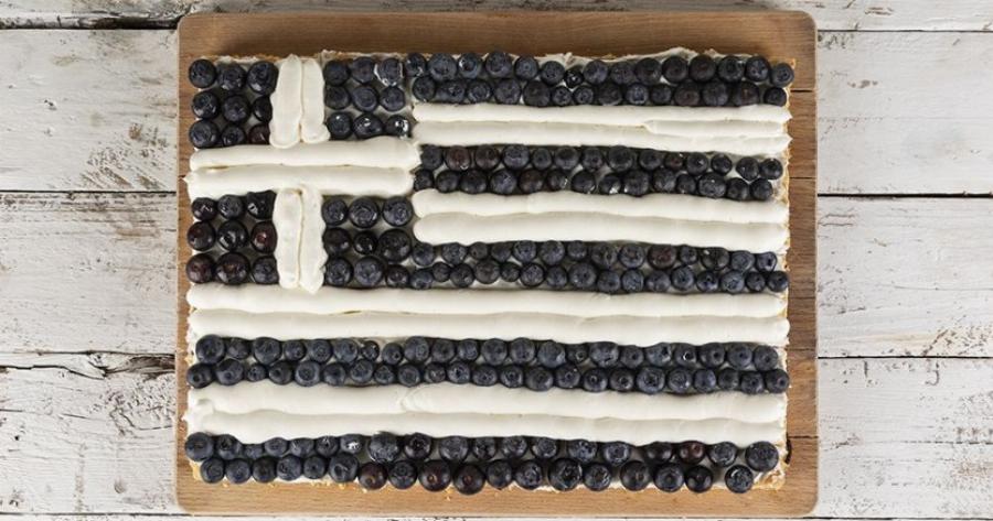 Μπράβο Άκη Πετρετζίκη: Έφτιαξε γιγαντιαίο γλυκό με την Ελληνική σημαία για την 28η Οκτωβρίου και μας λέει την συνταγή