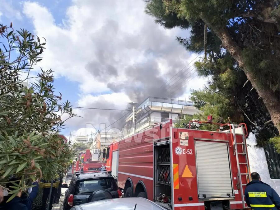 ΕΚΤΑΚΤΟ ΤΩΡΑ: Καίγεται διαμέρισμα στην Αθήνα – Εικόνες με Αποκλεισμένους ανθρώπους στην ταράτσα