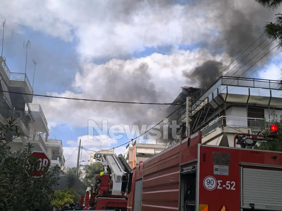 ΕΚΤΑΚΤΟ ΤΩΡΑ: Καίγεται διαμέρισμα στην Αθήνα – Εικόνες με Αποκλεισμένους ανθρώπους στην ταράτσα