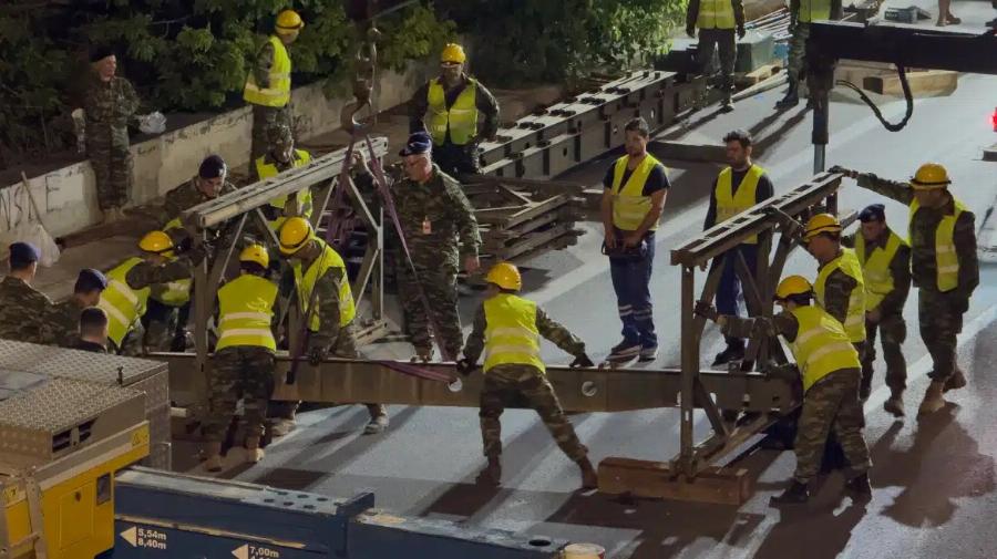 Οι Ενοπλες Δυνάμεις με τον Δήμο Νέας Φιλαδέλφειας έστησαν πεζογέφυρα στον Κηφισό μέσα στη νύχτα