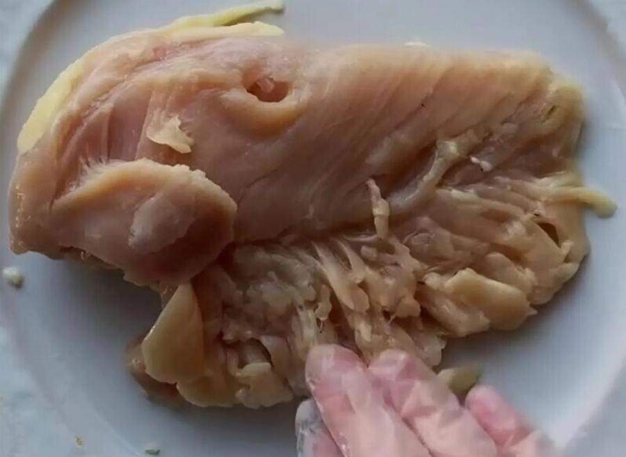 Αγόρασα στήθος κοτόπουλο και το έπλυνα πριν το μαγειρέψω, αλλά ξαφνικά παρατήρησα κάτι παράξενο