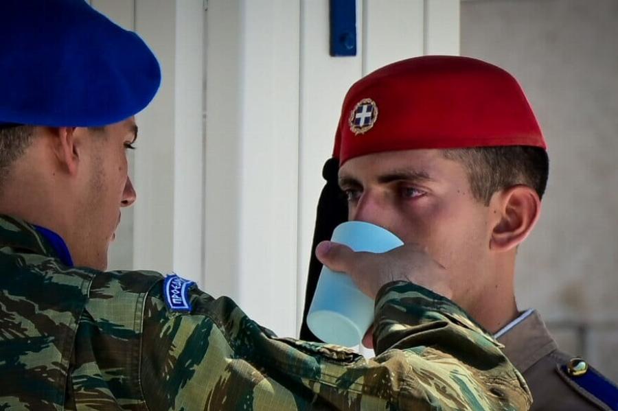 Ακίνητοι οι Εύζωνες μέσα στον καύσωνα – Τους δίνουν νερό και σκουπίζουν τον ιδρώτα τους