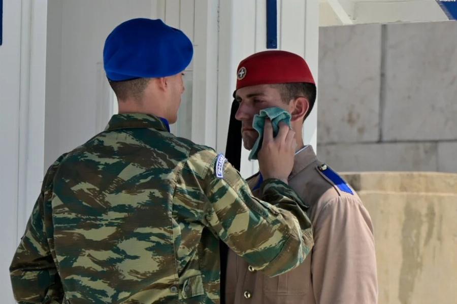 Ακίνητοι οι Εύζωνες μέσα στον καύσωνα – Τους δίνουν νερό και σκουπίζουν τον ιδρώτα τους