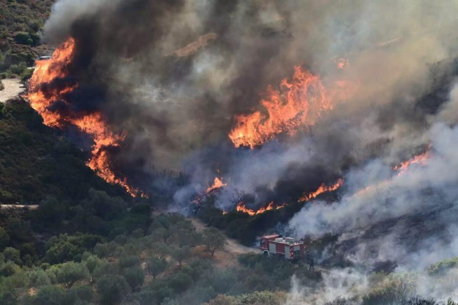 ΕΚΤΑΚΤΟ- Μεγάλη Αναζωπύρωση: Τούμπαρε σε χαράδρα πυροσβεστικό όχημα που έσπευσε για τη φωτιά στην Εύβοια – Τραυματίστηκε ο οδηγός