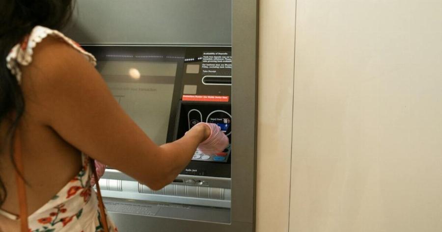 Στέλνεις λεφτά, πληρώνεις χαράτσι: «Χλώμιασαν» οι πελάτες όλων των Ελληνικών τραπεζών, τέλος η δωρεάν χρήση