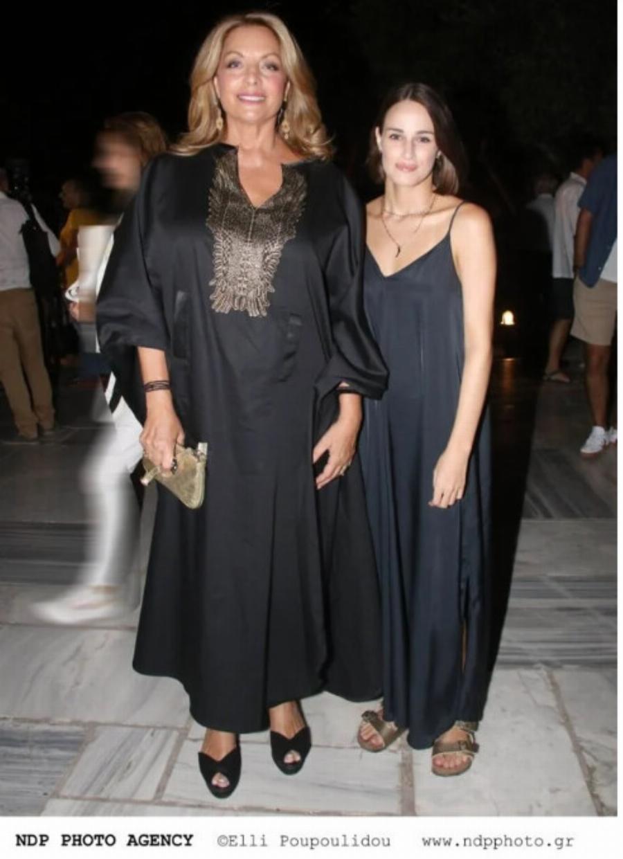 Άντζελα Γκερέκου – Μαρία Βοσκοπούλου: Μαμά και κόρη στο Ηρώδειο με αέρινα φορέματα – Το θεϊκό μαύρο καφτάνι της ηθοποιού