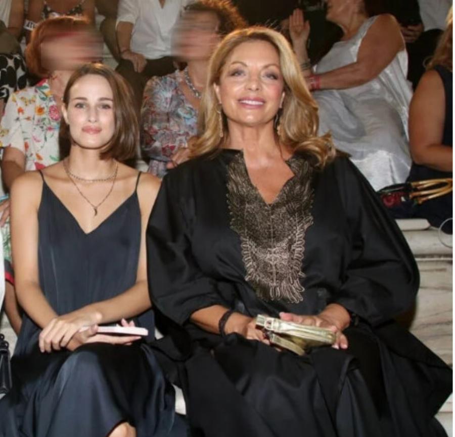 Άντζελα Γκερέκου – Μαρία Βοσκοπούλου: Μαμά και κόρη στο Ηρώδειο με αέρινα φορέματα – Το θεϊκό μαύρο καφτάνι της ηθοποιού