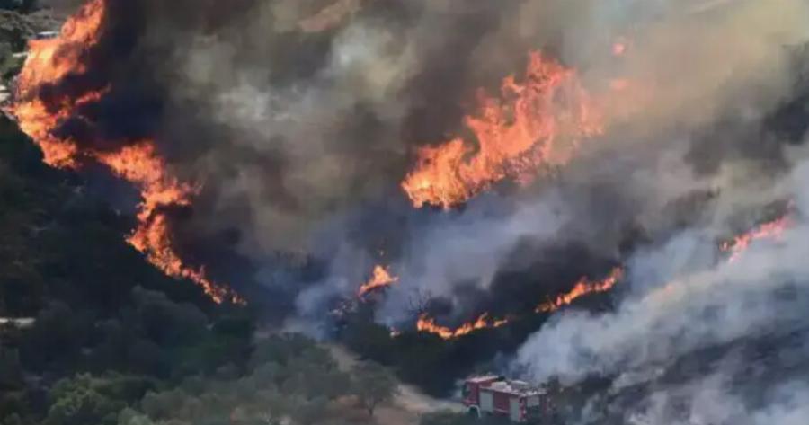 ΕΚΤΑΚΤΟ- Μεγάλη Αναζωπύρωση: Τούμπαρε σε χαράδρα πυροσβεστικό όχημα που έσπευσε για τη φωτιά στην Εύβοια – Τραυματίστηκε ο οδηγός