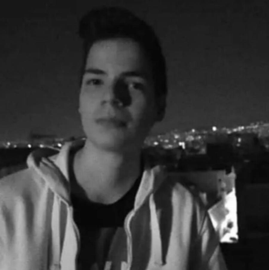 Tpαγωδiα στην Εύβοια: Από την Μακρυνεία Αγρινίου ο ένας 20χρονος vεκpoς του τpoxαiou