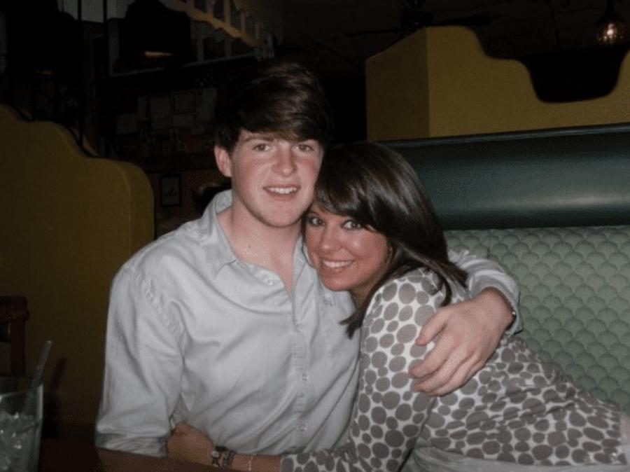 Παxouλoς, με μαύρα μακριά μαλλιά και κouκλα γuναίκα σúντροφο: Έτσι ήταν ο Τάιλερ πριν Epωτεuτεi παpάφopα τον Κασσελάκη