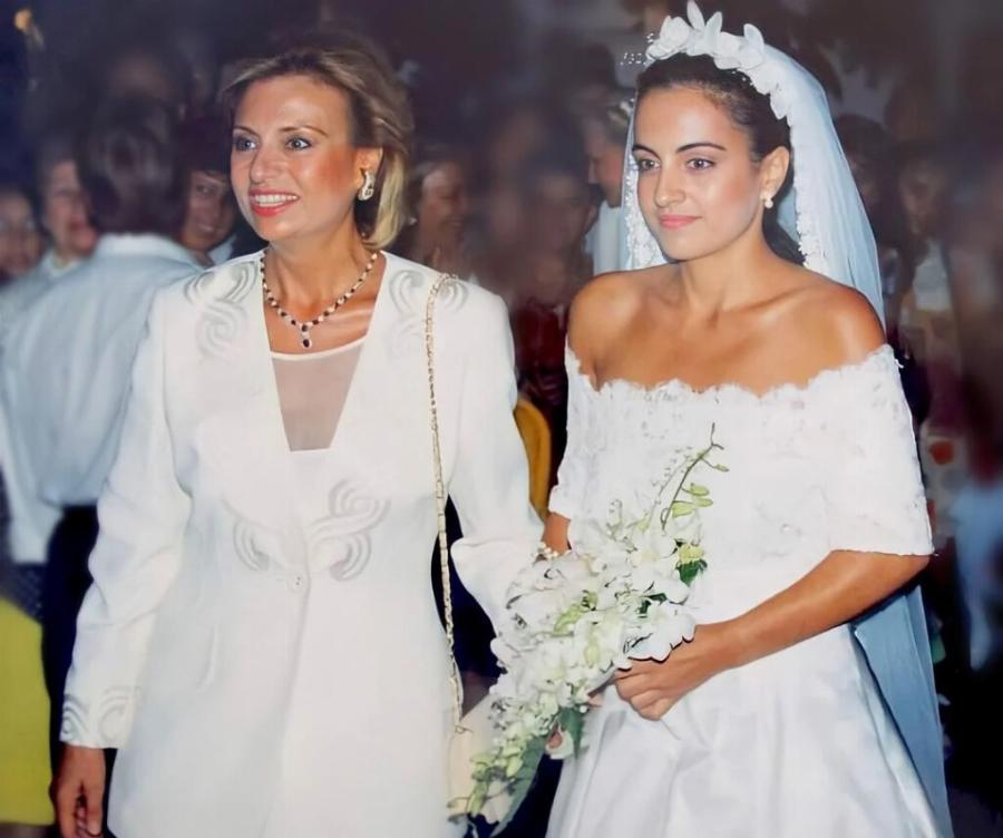 Έκλεψε τα φλας κι από τη νύφη: Αυτό που φόρεσε η Βίκυ Μοσχολιού στον γάμο της κόρη της λίγες τολμούν να το βάλουν