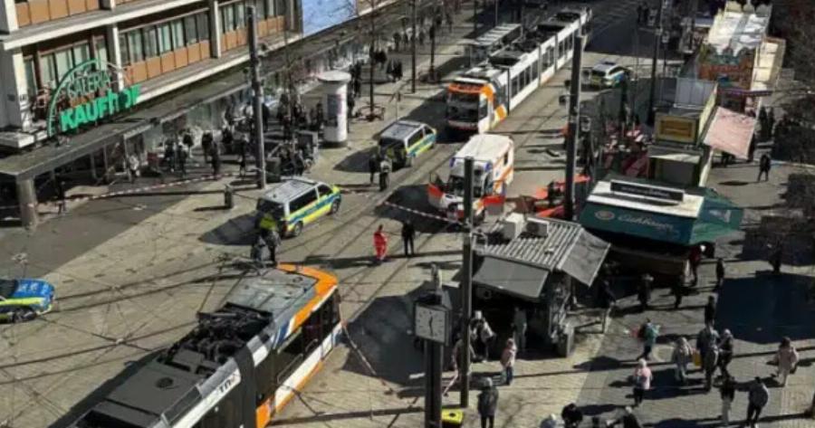 ΕΚΤΑΚΤΟ ΤΩΡΑ Αυτοκίνητο έπεσε πάνω σε πλήθος