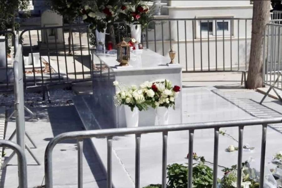 Ανατριχίλα! Τι συνέβη χθες στις 3 τα ξημερώματα στο μνήμα του Μαζωνάκη: Βγήκαν οι γείτονες στα μπαλκόνια – Η μυστηριώδης λάμψη που τους αναστάτωσε