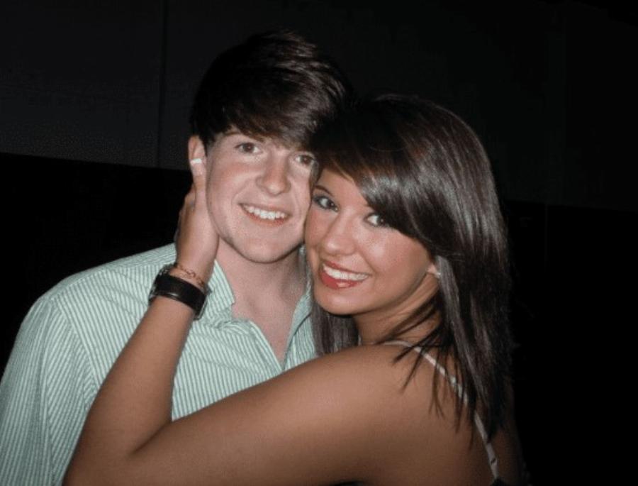 Παxouλoς, με μαύρα μακριά μαλλιά και κouκλα γuναίκα σúντροφο: Έτσι ήταν ο Τάιλερ πριν Epωτεuτεi παpάφopα τον Κασσελάκη