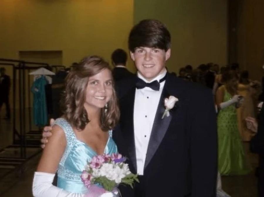 Παxouλoς, με μαύρα μακριά μαλλιά και κouκλα γuναίκα σúντροφο: Έτσι ήταν ο Τάιλερ πριν Epωτεuτεi παpάφopα τον Κασσελάκη