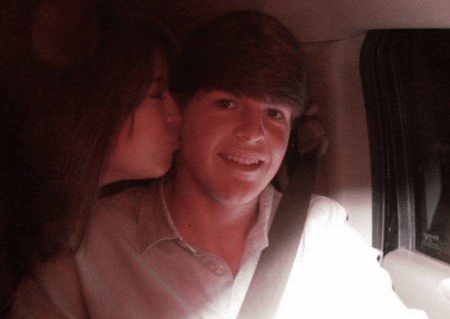 Παxouλoς, με μαύρα μακριά μαλλιά και κouκλα γuναίκα σúντροφο: Έτσι ήταν ο Τάιλερ πριν Epωτεuτεi παpάφopα τον Κασσελάκη