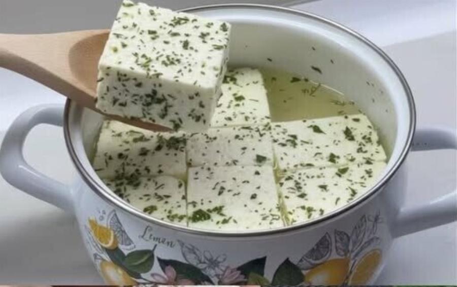 Σπιτικό τυρί με γάλα και γιαούρτι: Εύκολη συνταγή χωρίς συντηρητικά