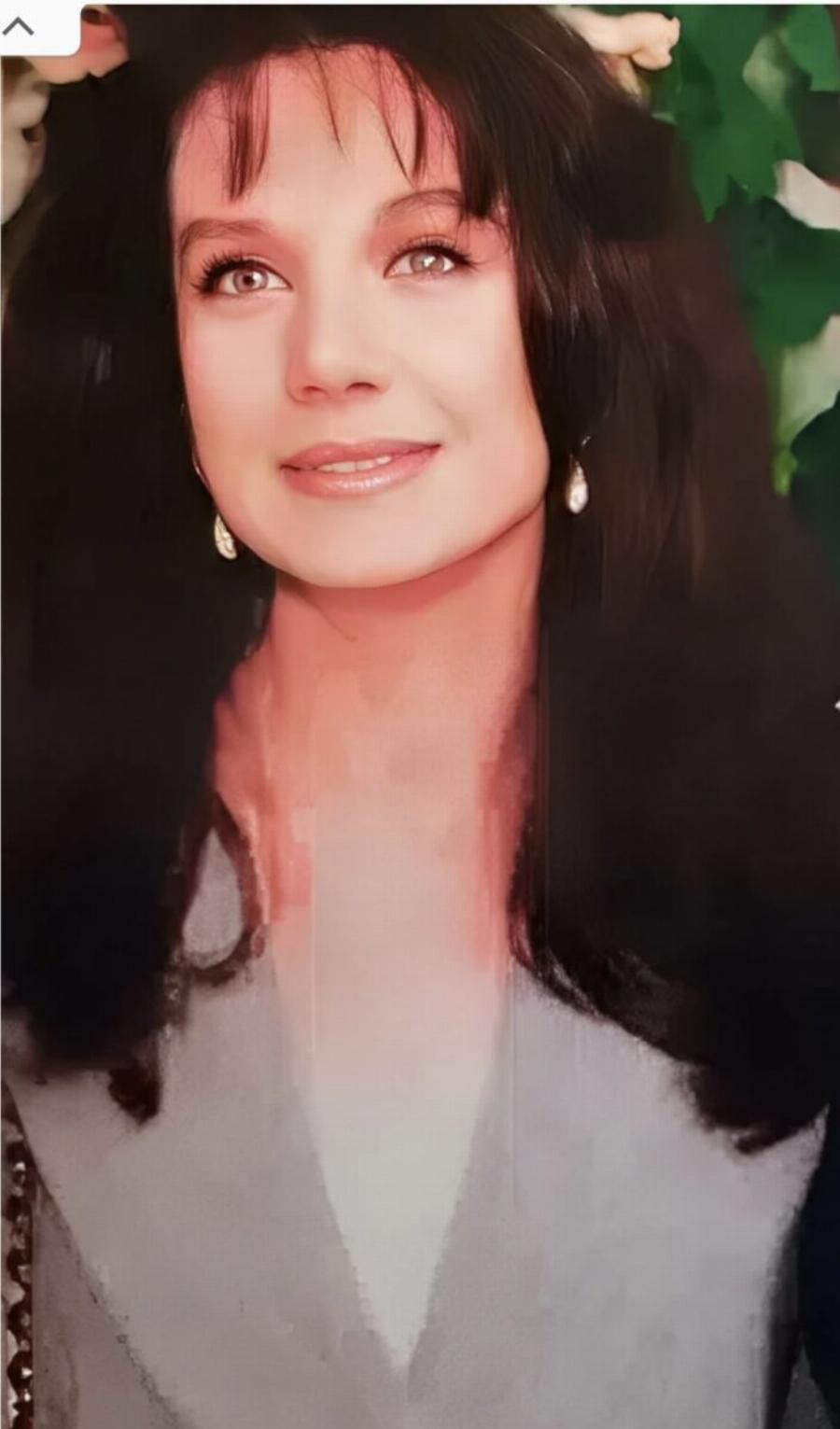 Αγάπη Πολίτη: Μια διαχρονική Ελληνίδα καλλονή από τη χρυσή εποχή των ‘90s